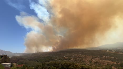 gran incendio en una zona montañosa