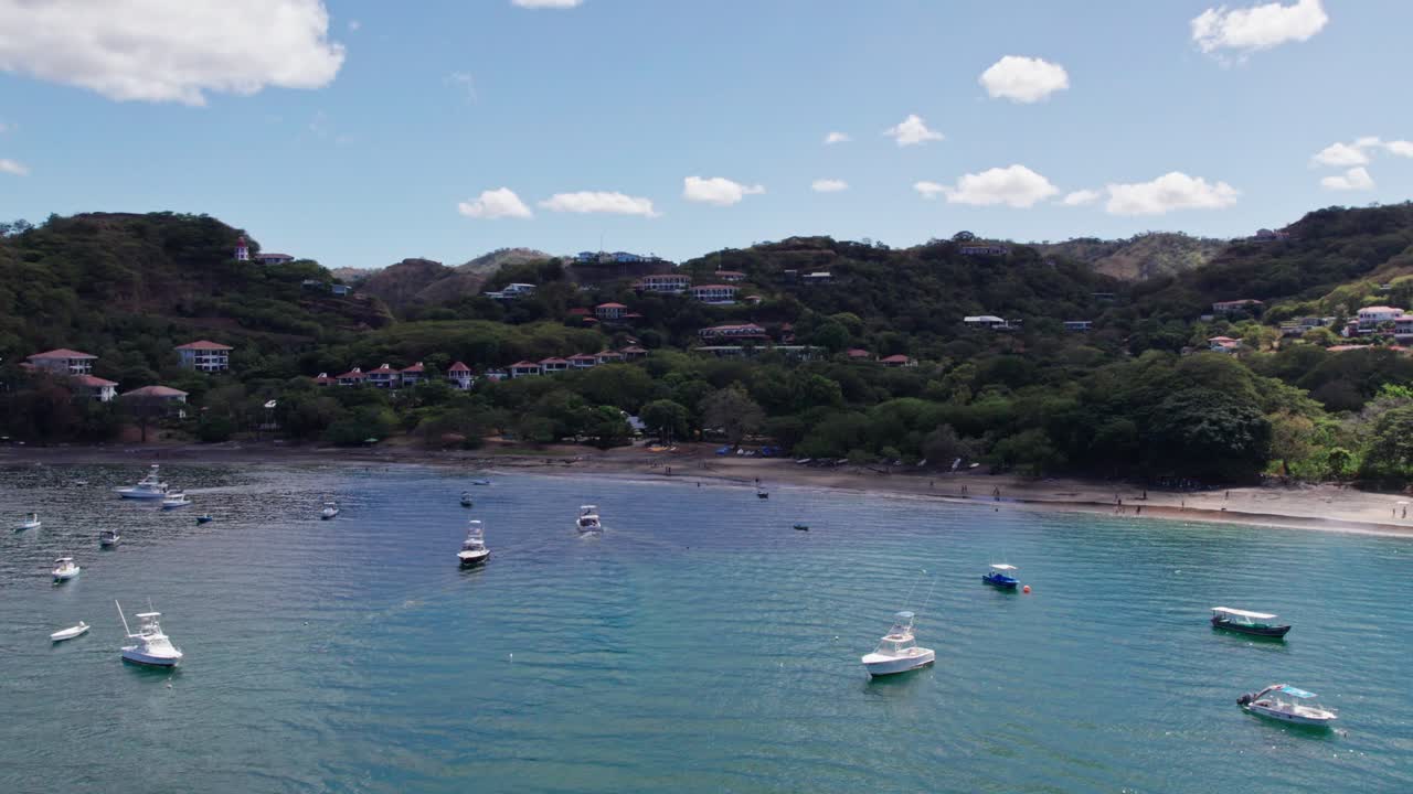 Jachthaven voor boten aan de kust van Costa Rica, met aangemeerde boten
