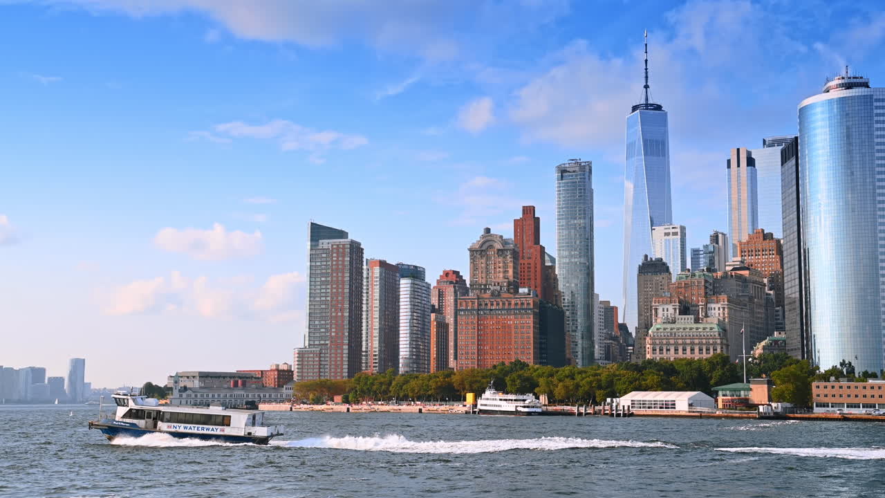 Il battello fluviale si allontana rapidamente dalla riva. Escursione in barca sull'East River per visitare New York, USA