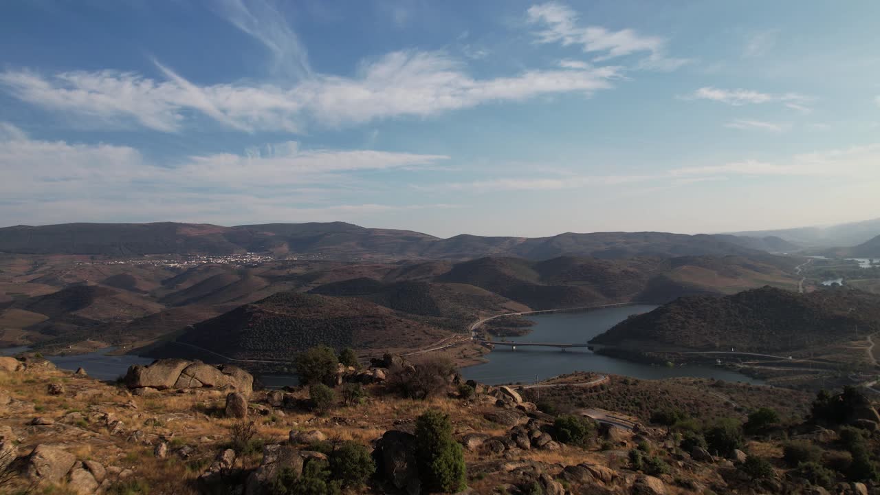 Explorando a beleza natural de Portugal com montanhas, rios e paisagens verdes