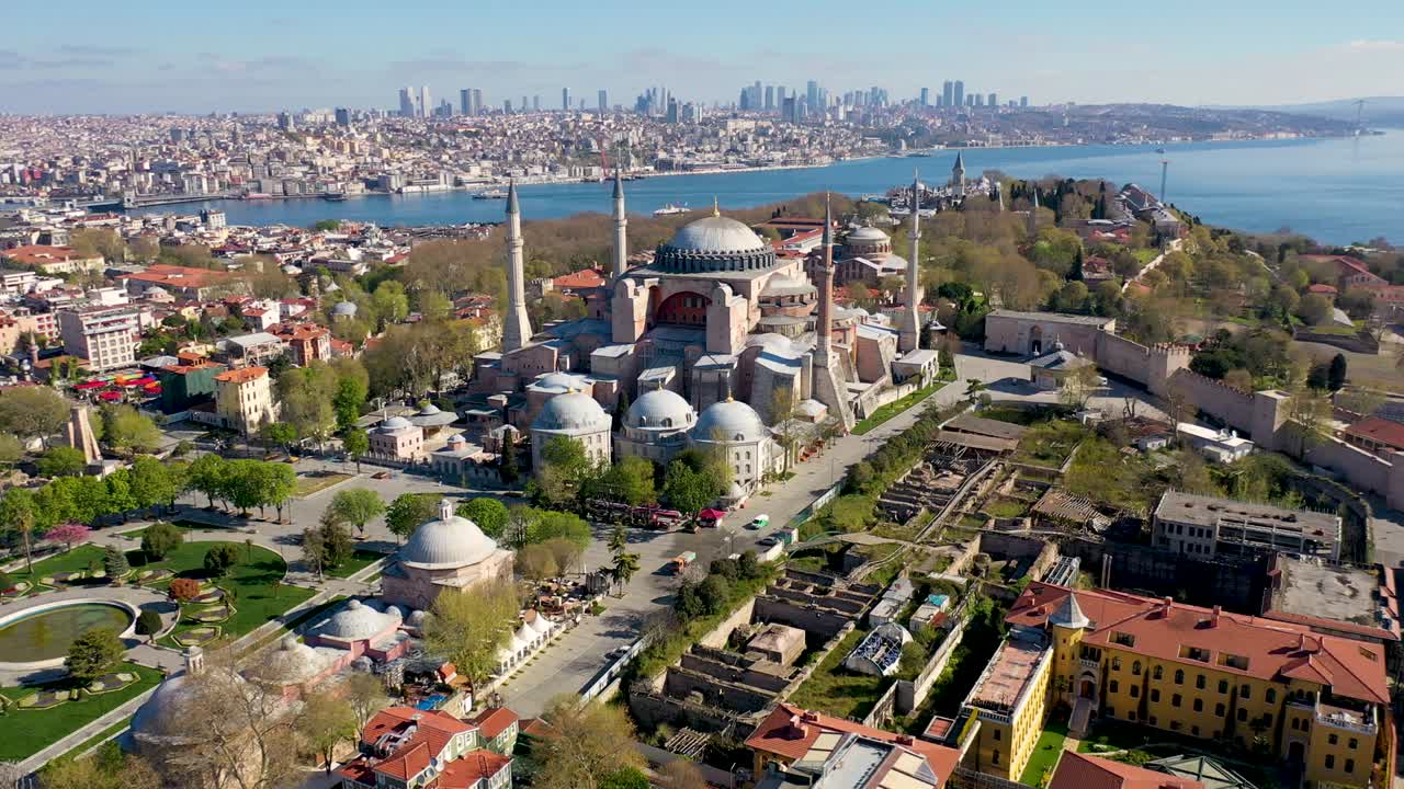 hagia sophia vista aérea con avión no tripulado desde estambul. en el toque de queda de la pandemia de covid-19