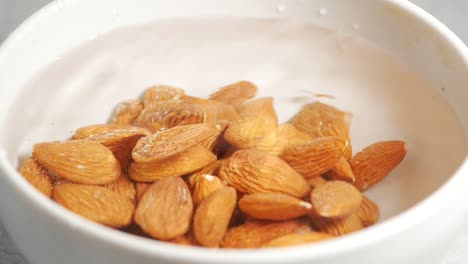 sumergir las almendras en agua
