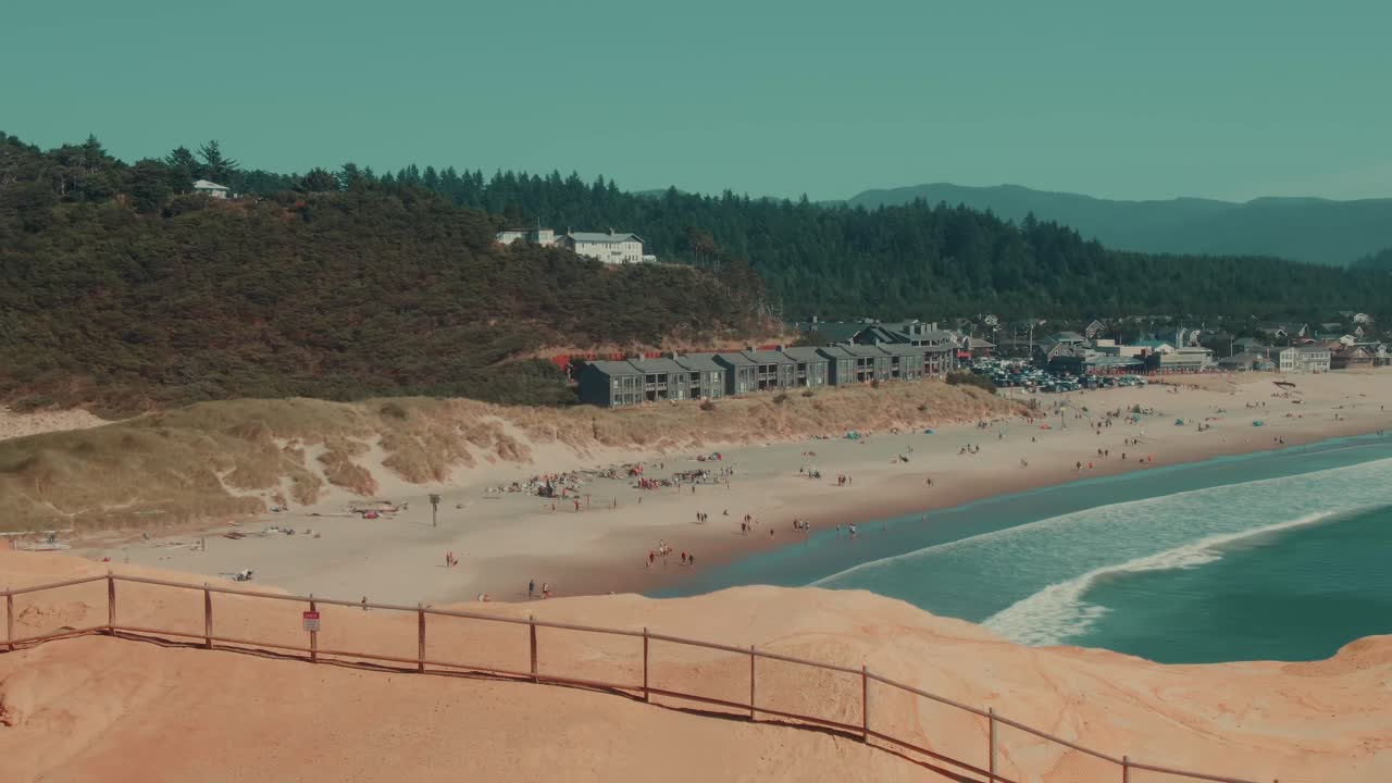 해변과 리조트가 배경에 있는 4k 공중 모래 언덕 2부