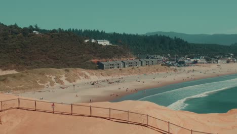 duna de arena aérea 4k con playa y resorts en segundo plano parte 2