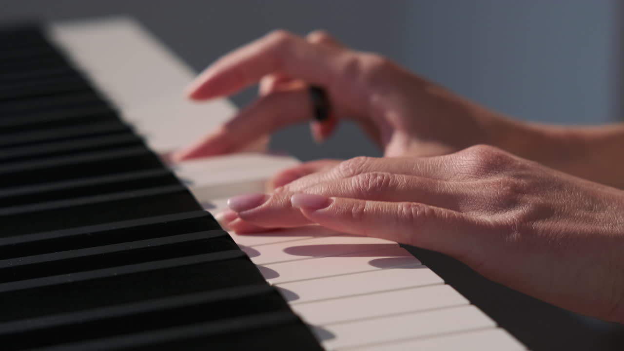 mujer tocando el piano