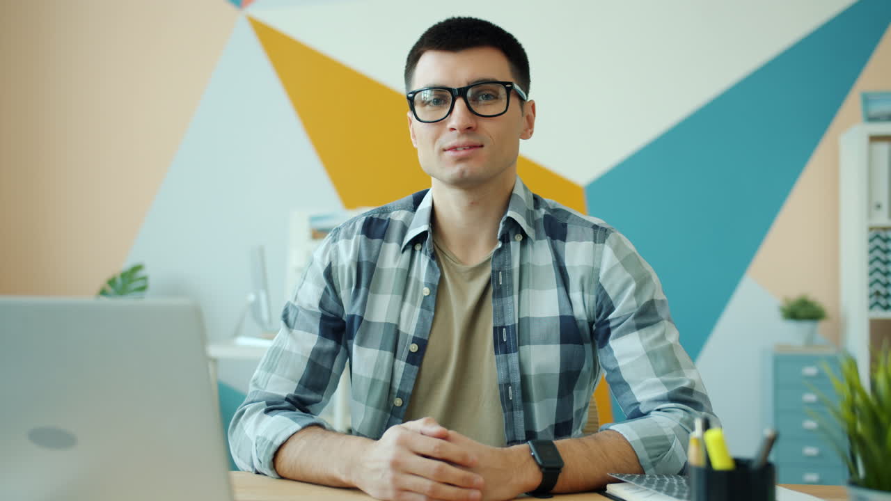 hombre en el entorno de la oficina