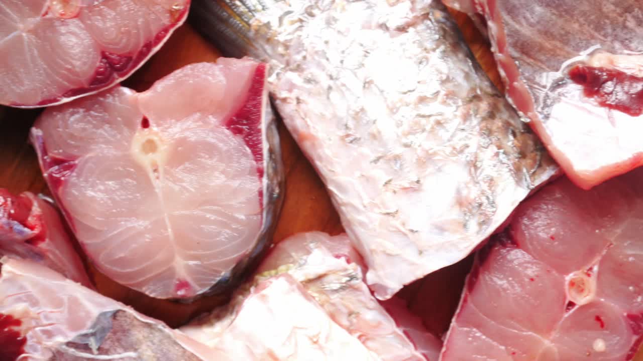 trozos de filete de pescado crudo en una tabla de corte de madera