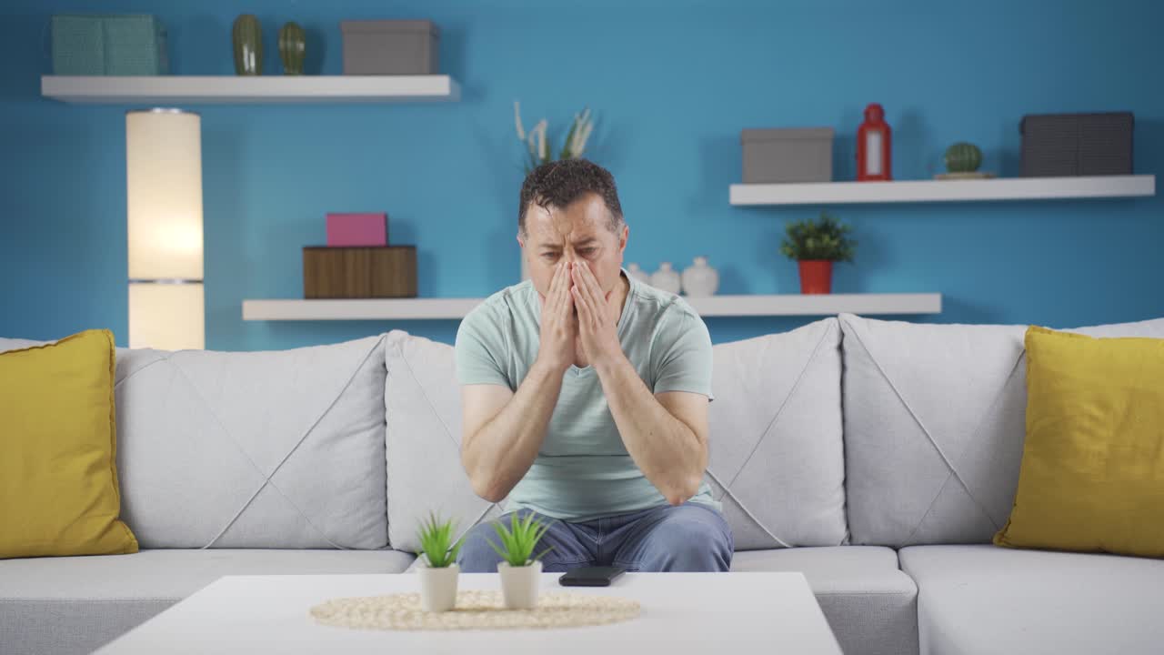Uomo con paura e stress