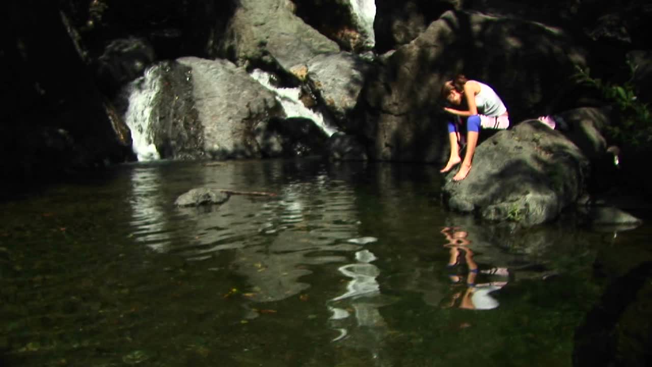 foto mediana de un fotógrafo tomando fotos de un estanque reflectante en california