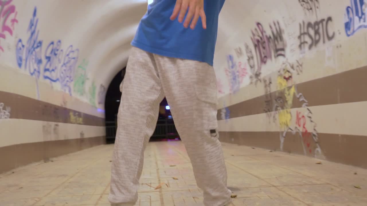 persona bailando movimientos robóticos, dinámico de mano