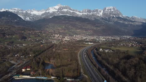 Luftschwenk-Nach-Rechts,-Der-Das-Arve-Tal-Und-Die-Stadt-Sallanches-Freigibt