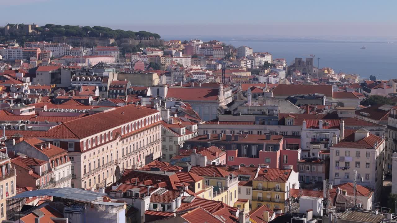 포르투갈 리스본의 상징적인 은 지붕과 베이지색 전면은 타고스 강에 있습니다.
