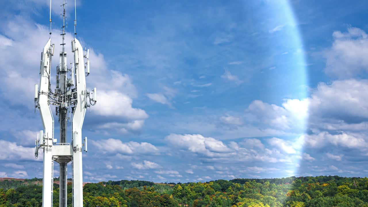 lapso de tiempo de las antenas de la torre celular que transmiten datos, repetidores para comunicaciones móviles e internet, gps, teléfono celular, torre de telecomunicaciones 3g, 4g y 5g con nubes en movimiento, tormenta. bucle 4k