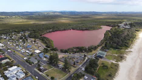 Agua-Descolorida-Del-Lago-Ainsworth-En-Lennox-Head---Lugar-Maravilloso-En-Nsw,-Australia---Disparo-De-Dron-De-Retroceso