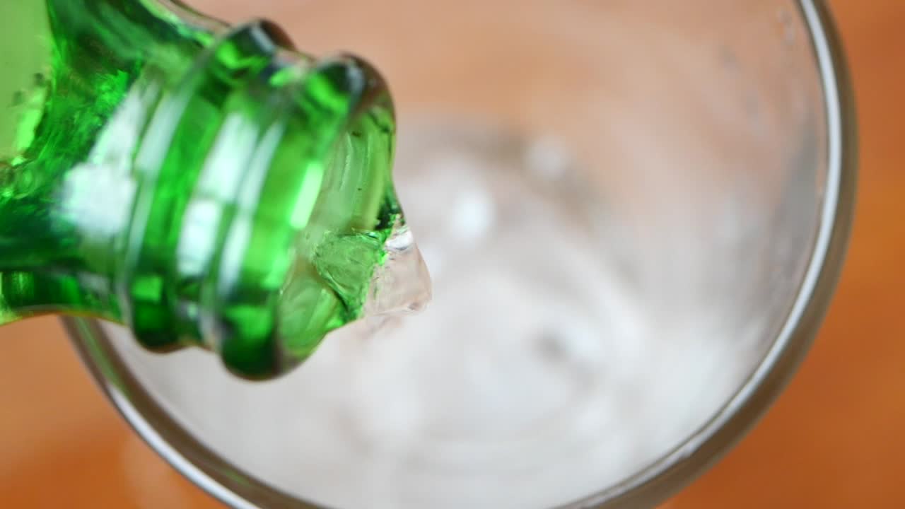 얼음 이 있는 유리잔 에 소다 를 부어 넣는 것