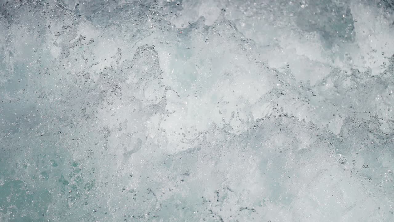 primer plano de salpicaduras de agua, capturando la belleza caótica de las olas del océano en movimiento