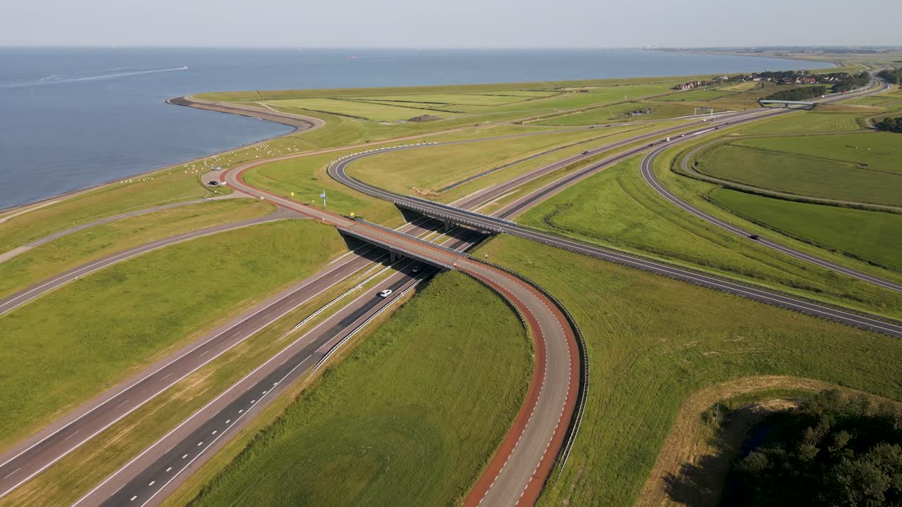 해안 풍경 위의 고속도로 교차로