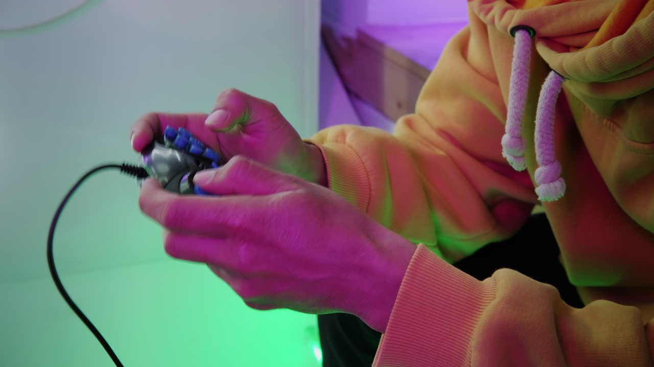 persona che gioca a videogiochi con il controller