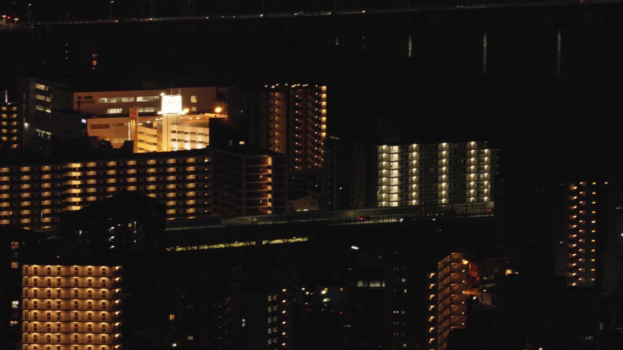Vista Noturna de Ferrovias em Tóquio, Japão. Edifícios Iluminados e Infraestrutura Urbana. Tomada de Ângulo Elevado.