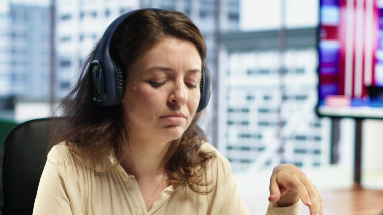 empresaria disfruta trabajando con música en sus auriculares