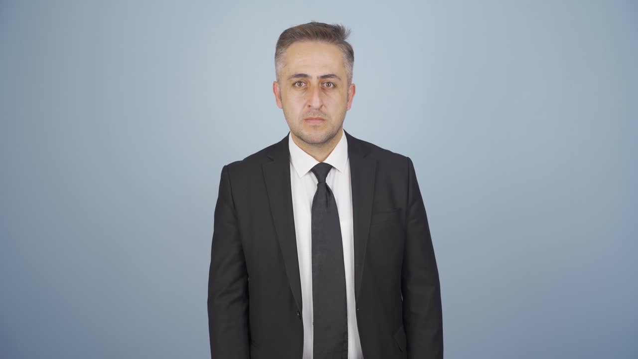 사업가가 카메라에 멈추라고 말합니다.