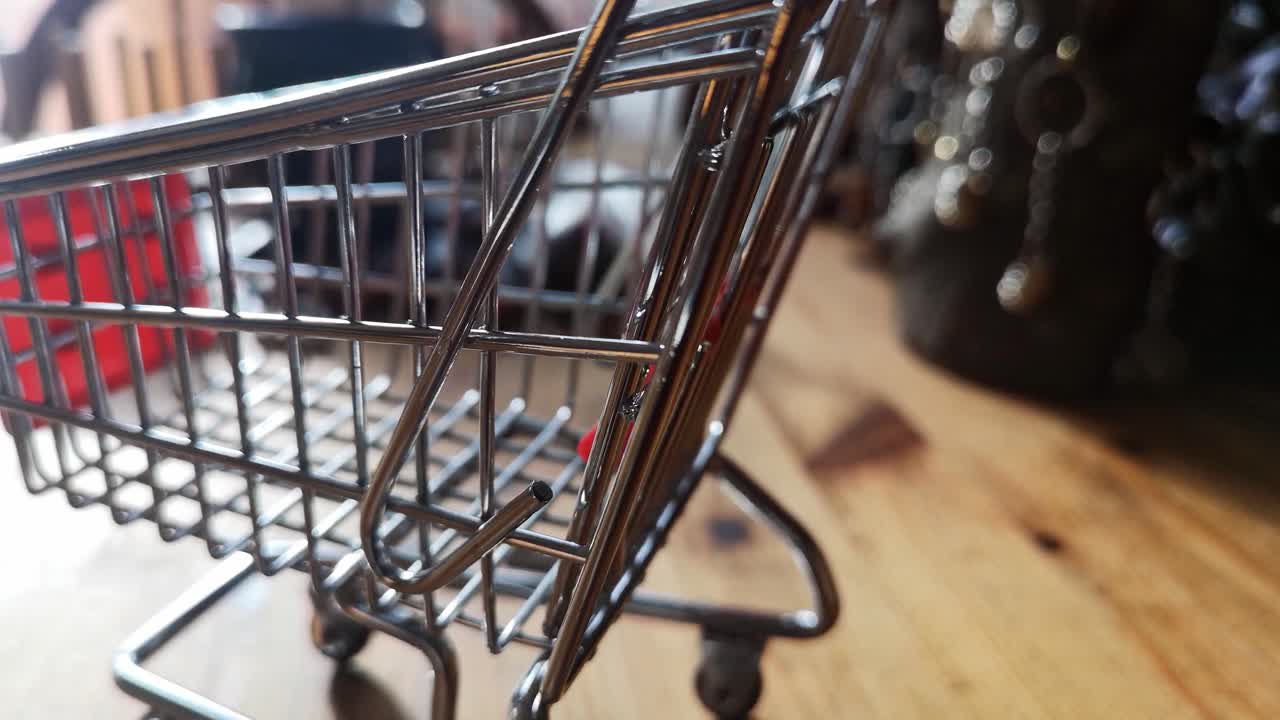 pequeño carrito de compras en línea concepto de negocio en casa en la mesa de la cocina espacio de copia closeup órbita izquierda