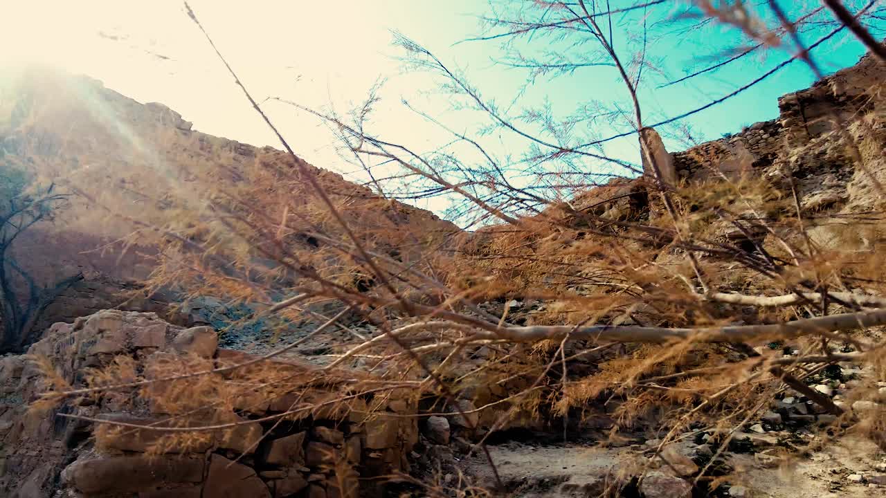 포스트 아포칼립스적 환경 에서 폐허 가 된 집 들 이 있는 협곡