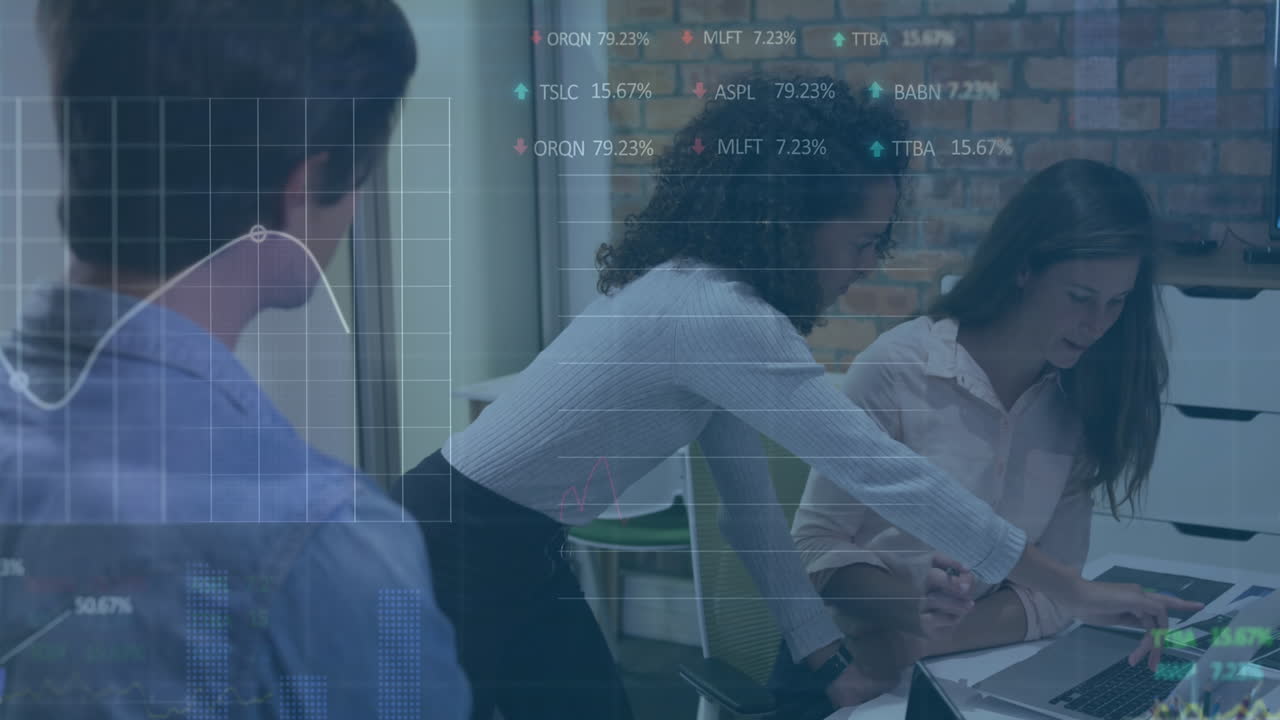 사무실에서 다양한 사업가들에 대한 금융 데이터 처리의 활성화