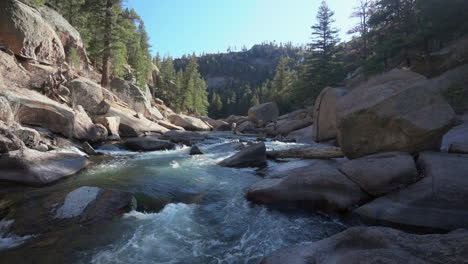 Filmischer-Colorado-River,-Fischerparadies,-Deckers,-Cheesman-Canyon,-Immergrüner-Nadelbaum,-Felsbrocken,-Schattiger-Berghang,-Wald,-Friedliches-Wasser,-Felsbrocken,-Felsen,-Schwenkbewegung-Nach-Links,-4k