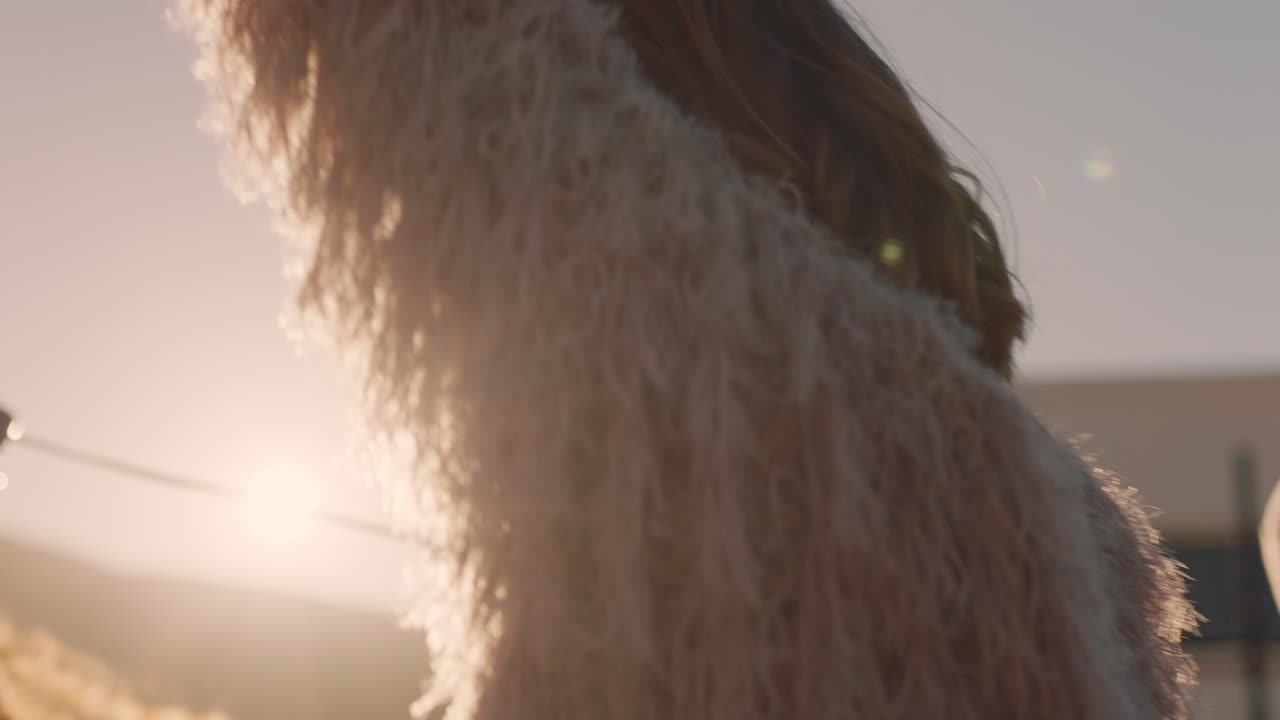 una joven pareja multirracial feliz bailando en el techo al atardecer celebrando su relación divirtiéndose disfrutando de un baile lúdico juntos