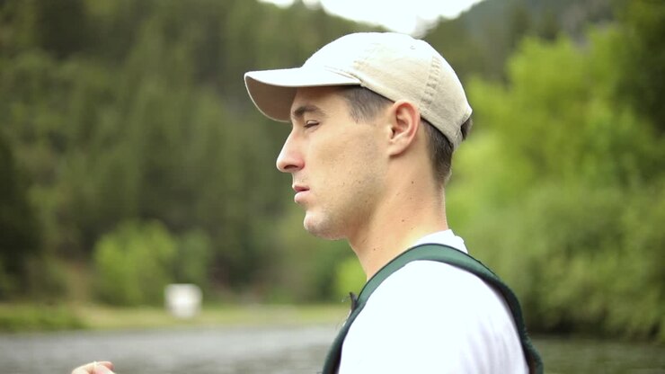 Ripresa al rallentatore di un uomo caucasico che pratica la pesca a mosca mentre si trova al centro del fiume Provo nello Utah-1