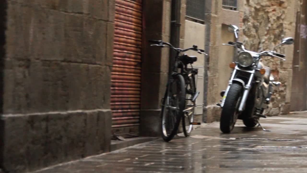 도시 거리에 서 있는 자전거. 다음 자전거 도시 거리에 주차 된 오토바이