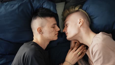 retrato de una joven y hermosa pareja en un picnic. el chico abraza a la chica. felicidad, ocio