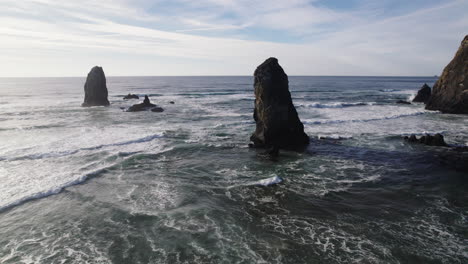 formaciones rocosas torre sobre las olas del océano en la costa del pacífico