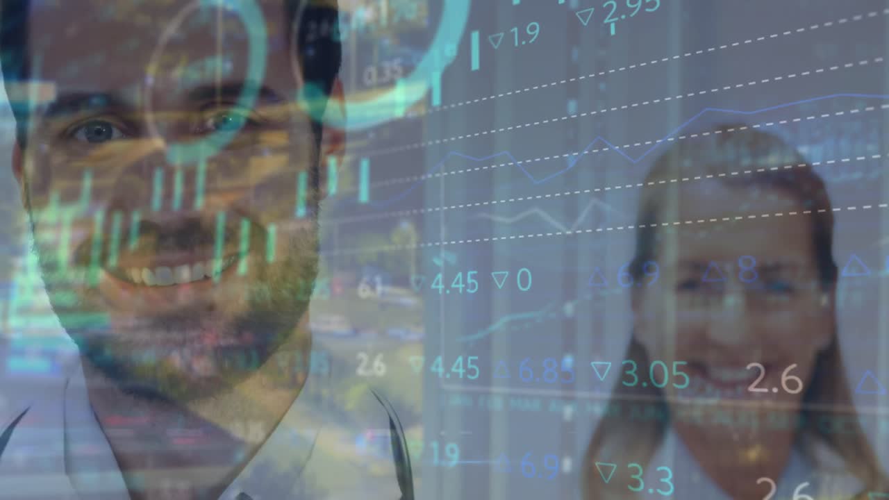 animación de gráficos digitales y números que se mueven sobre el retrato de médicos felices caucasianos en el hospital