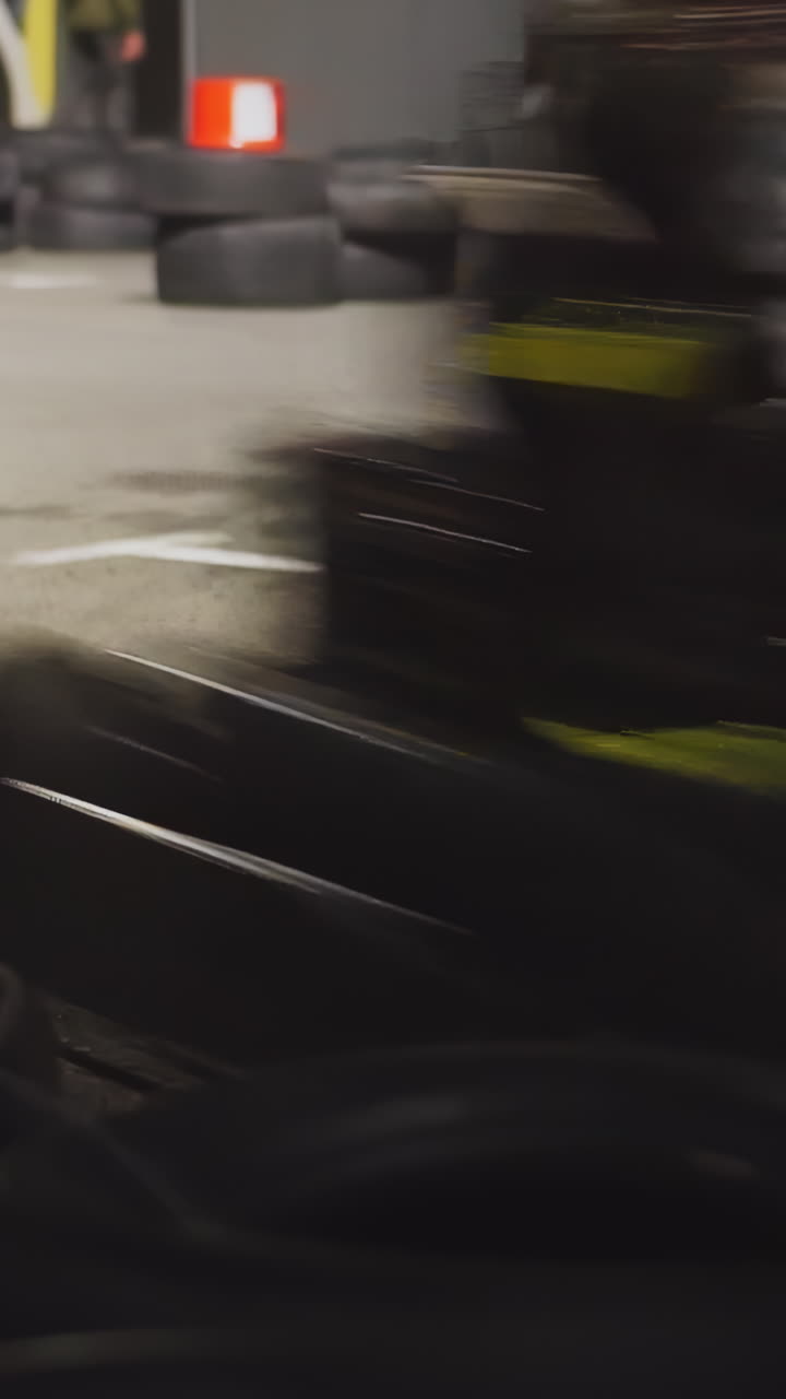 carreras de go-kart por la noche