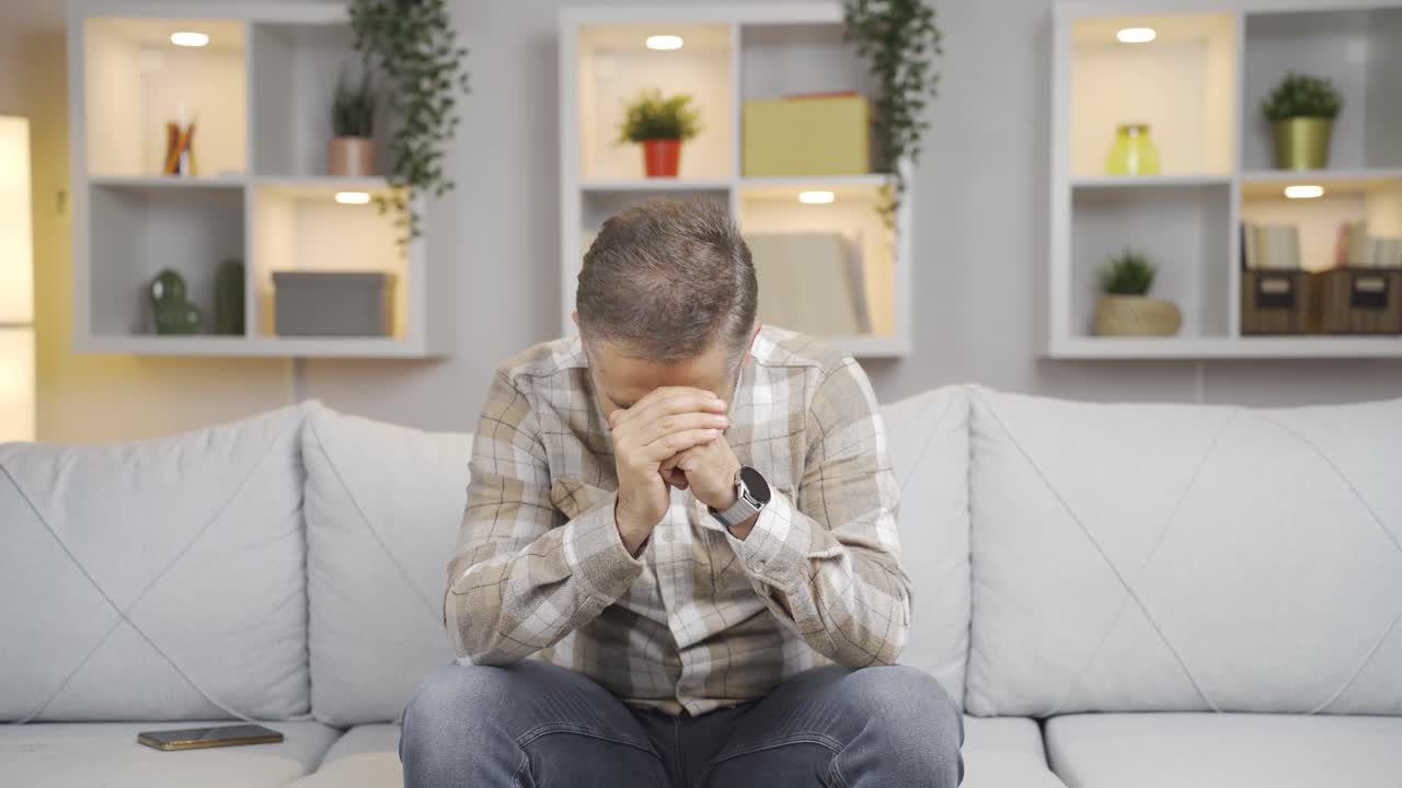 슬픈 남자가 울고 있어