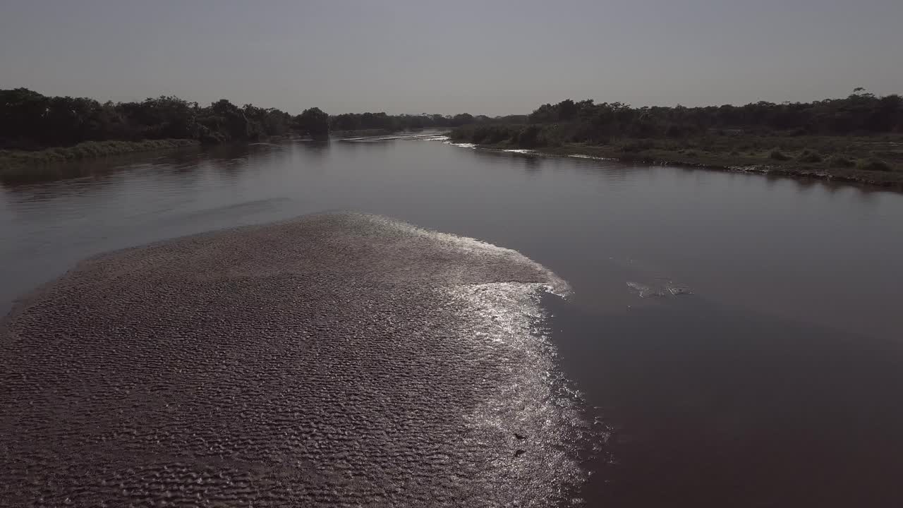 un río lleno de lodo porque los sedimentos se depositan después de las erosiones de los barrancos