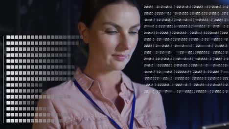 animación del procesamiento de datos sobre una mujer caucásica que trabaja en la sala de servidores