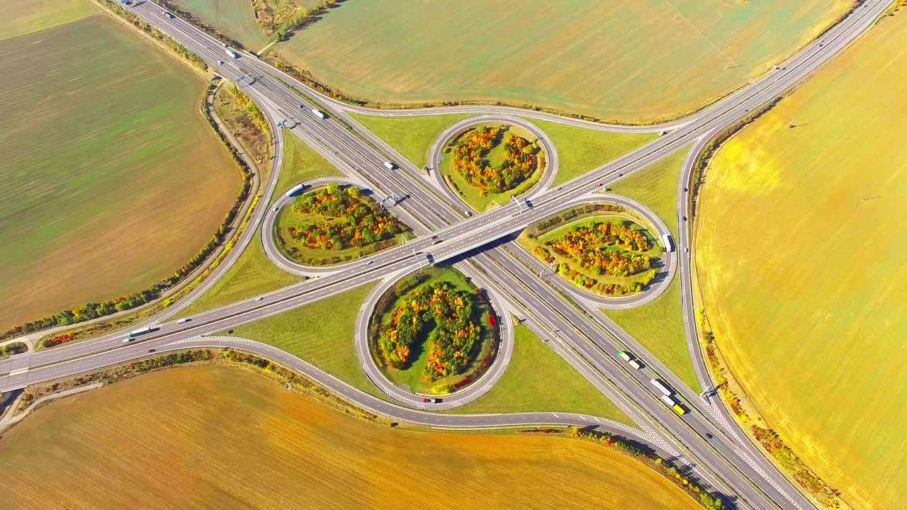 vista aérea del cruce de la autopista d5 cerca de pilsen, república checa, europa central. transporte en el paisaje rural. concepto ambiental.
