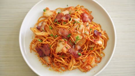 espaguetis salteados con kimchi y tocino - estilo comida fusión