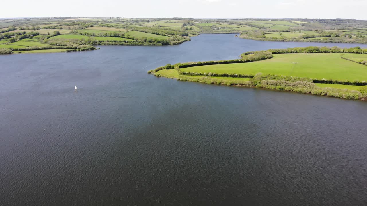 antena sobre el lago roadford en el oeste de devon