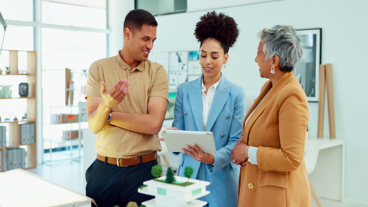 arquitectura, tablets y gente de negocios planeando