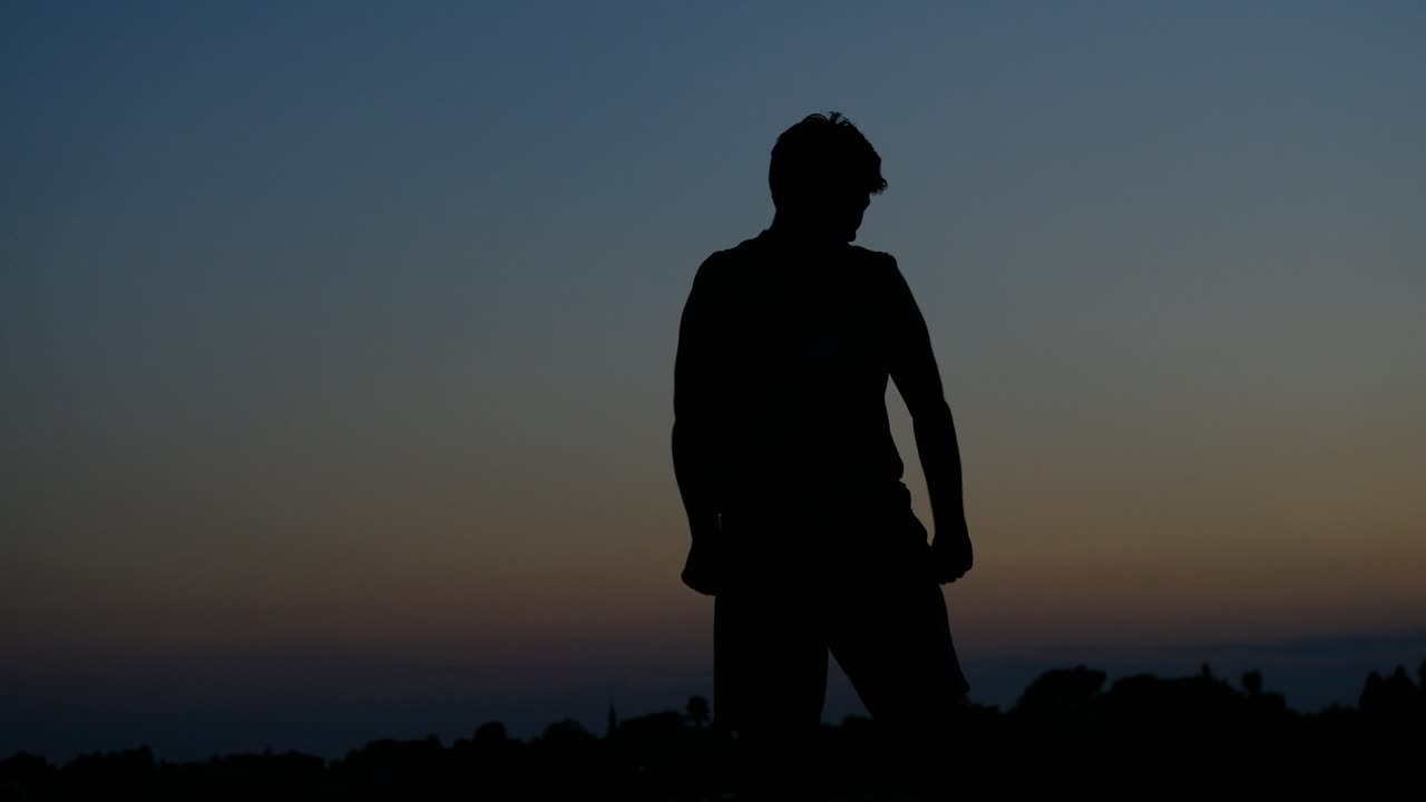 근육질 의 남자 실루 ⁇  을 보여 주는