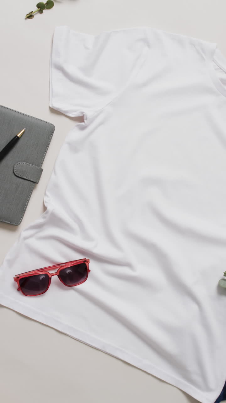 오렌지색 티셔츠, 청바지 바지, 선글라스,  ⁇ 색 배경의 복사 공간의 비디오