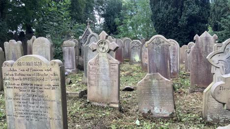 Imágenes-De-Antiguas-Lápidas-En-El-Cementerio-De-La-Iglesia-De-San-Miguel-Y-Todos-Los-ángeles-1