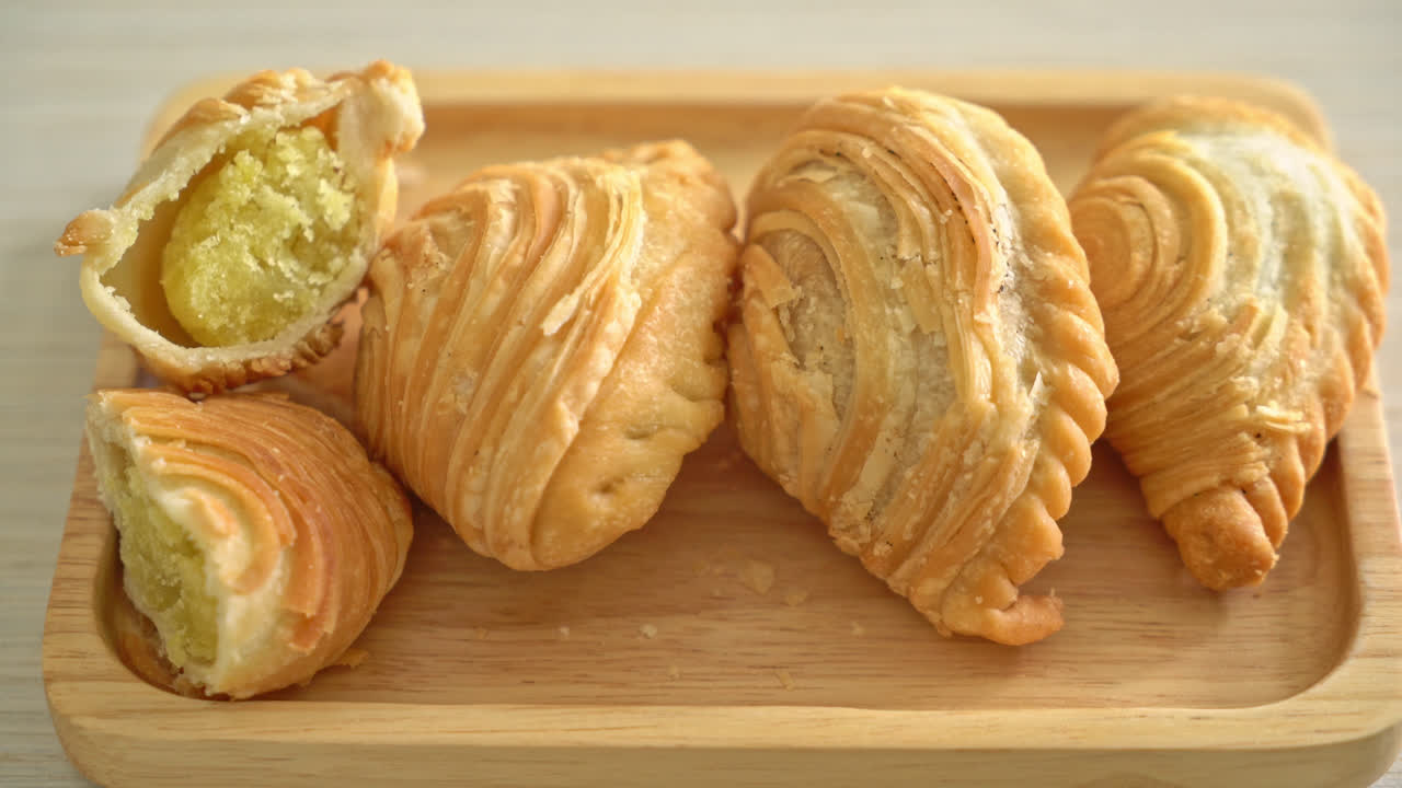 나무 접시에 카레 퍼프 페이스 트리 박제 콩