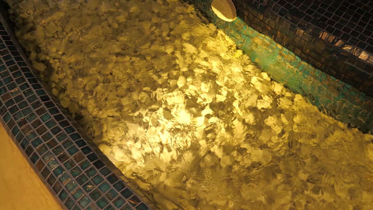 혈액 순환을 개선하기 위해 냉탕에서 여자의 발을 닫습니다