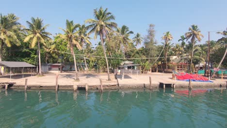 vista panorámica desde una casa flotante de un canal de agua y el pueblo circundante en la vegetación