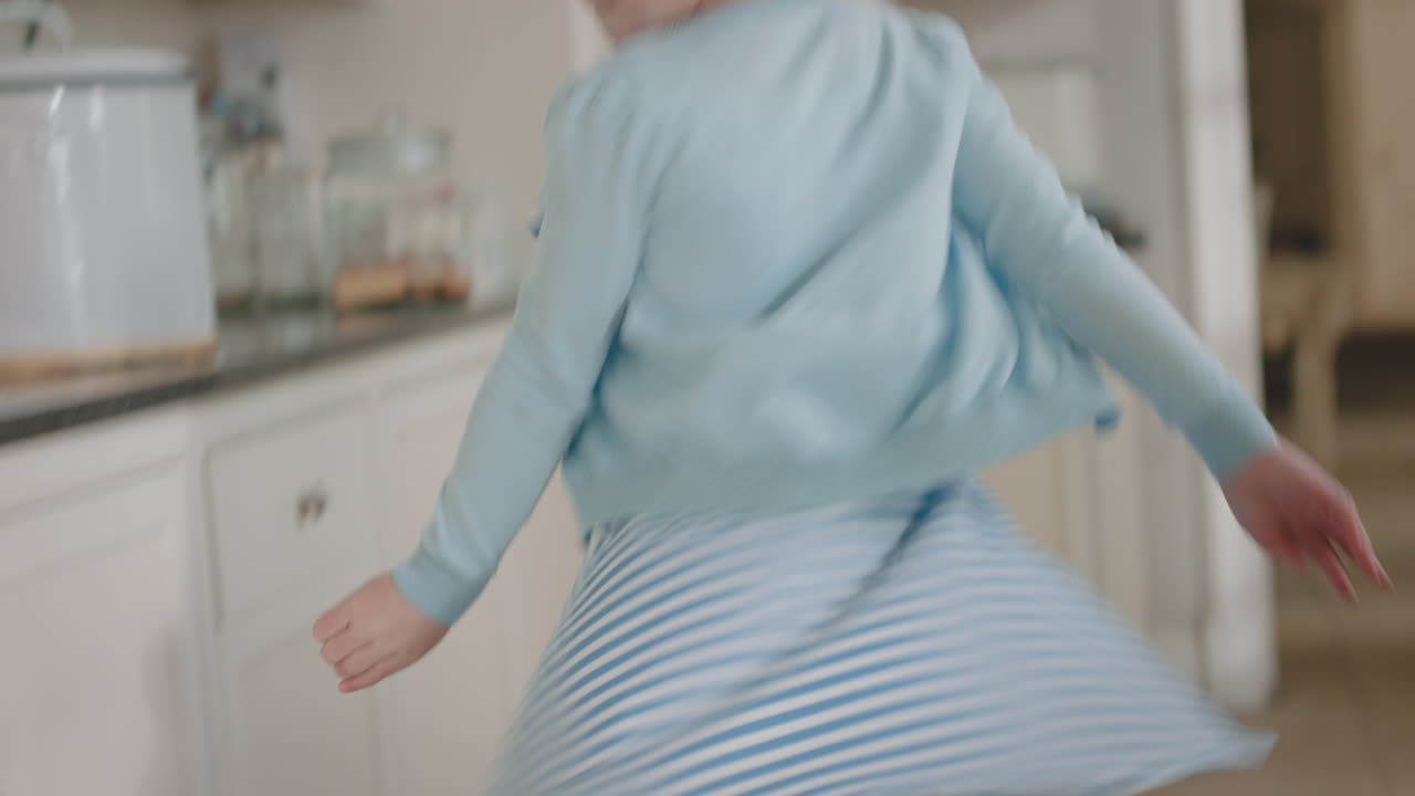 행복한 십대 소녀는 부 ⁇ 에서 춤을 추고 즐거운 주말을 보내고 재미있는 춤 움직임으로 집에서 축하하고 유쾌한 자유를 즐기고 있습니다.